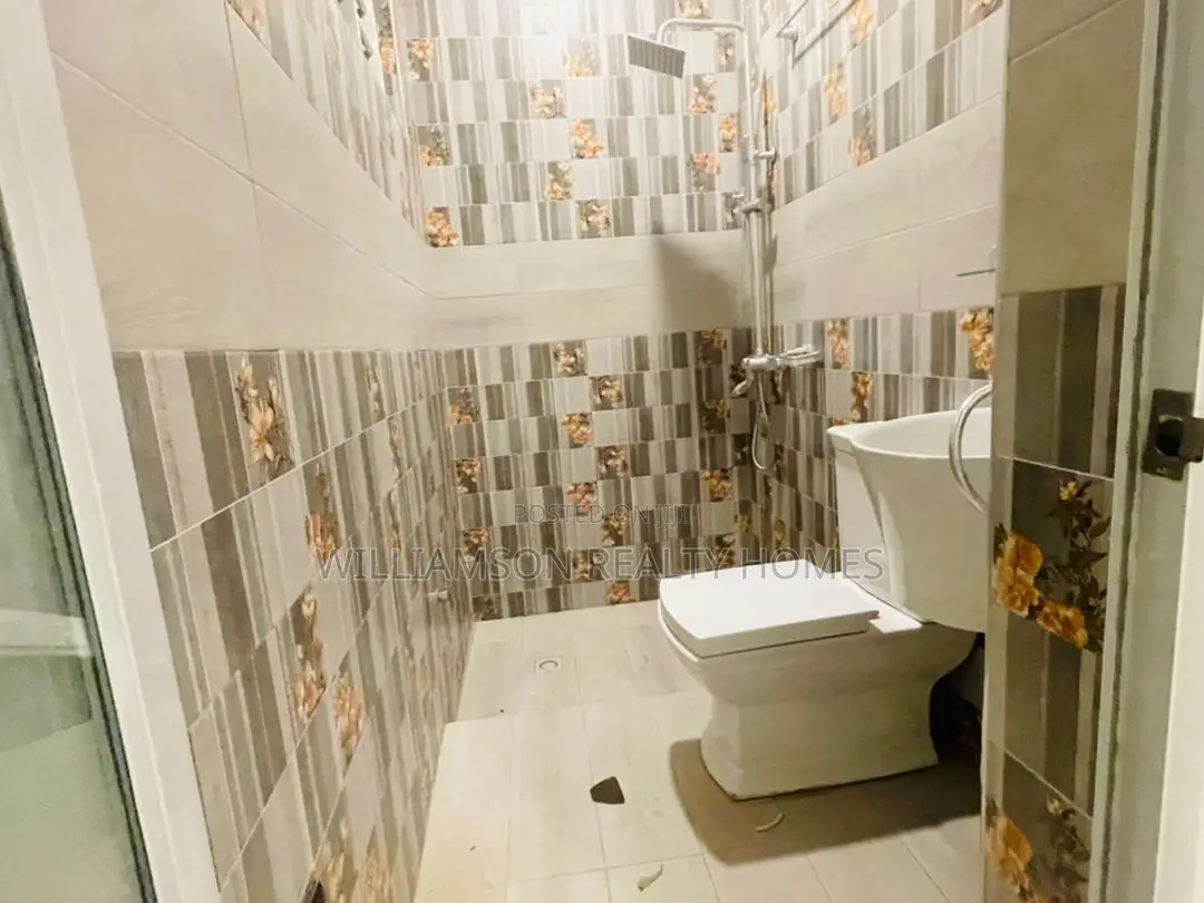 6bdrm House in Community 20 Estate, Spintex for Sale