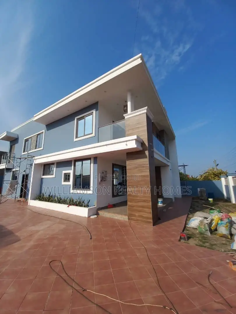6bdrm House in Community 20 Estate, Spintex for Sale