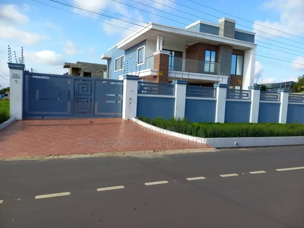 6bdrm House in Community 20 Estate, Spintex for Sale