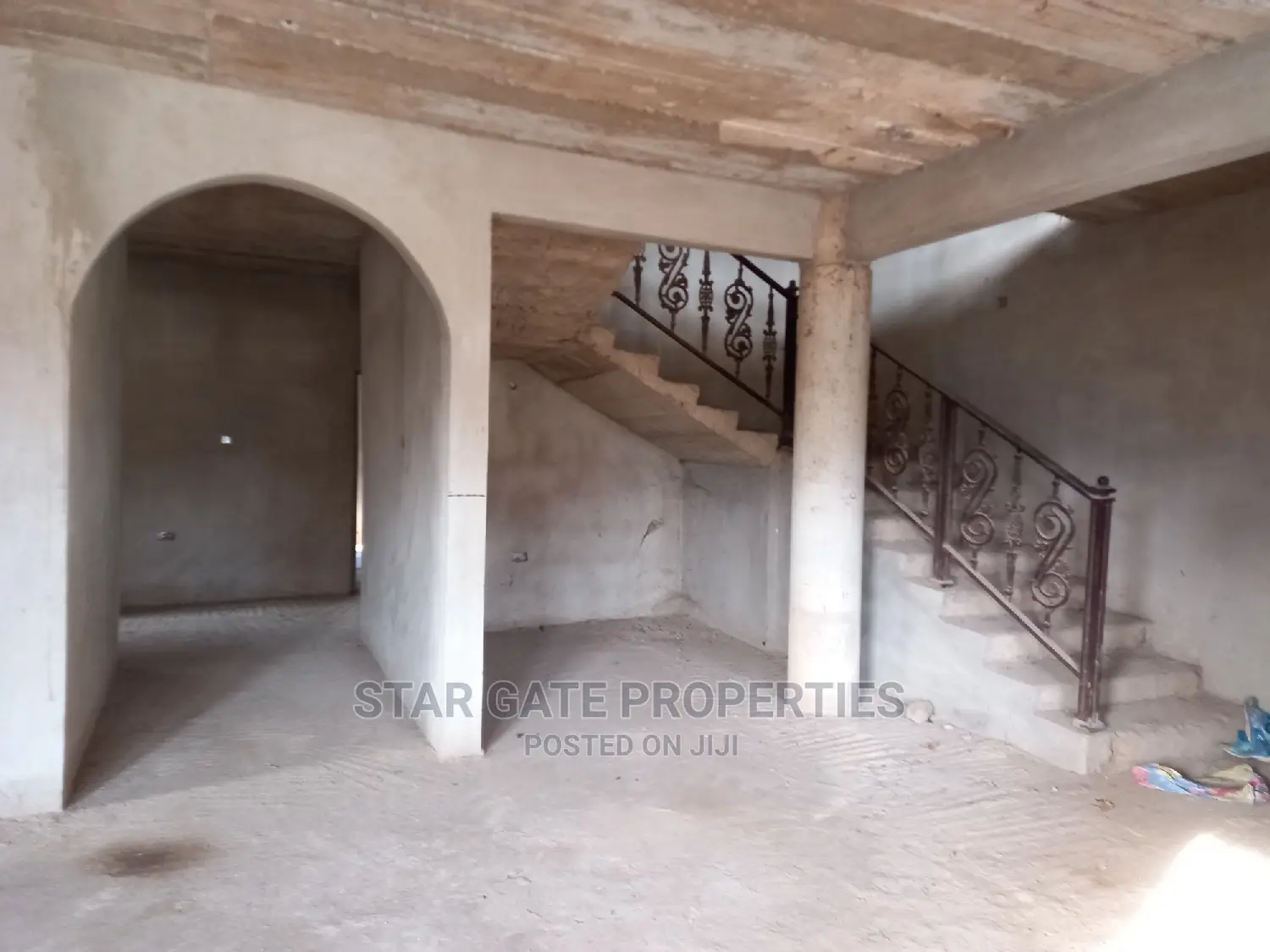 9bdrm House in Star Gate Properties, Ejisu-Juaben Municipal for sale