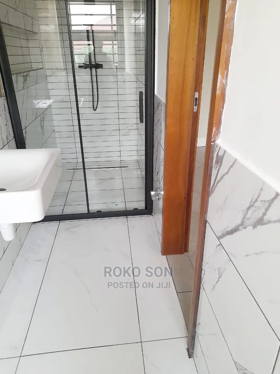 5bdrm Duplex in Dr Roko, the Mall for Sale