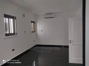 5bdrm House in Ahodwo, Kumasi Metropolitan for Sale