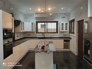 5bdrm House in Ahodwo, Kumasi Metropolitan for Sale