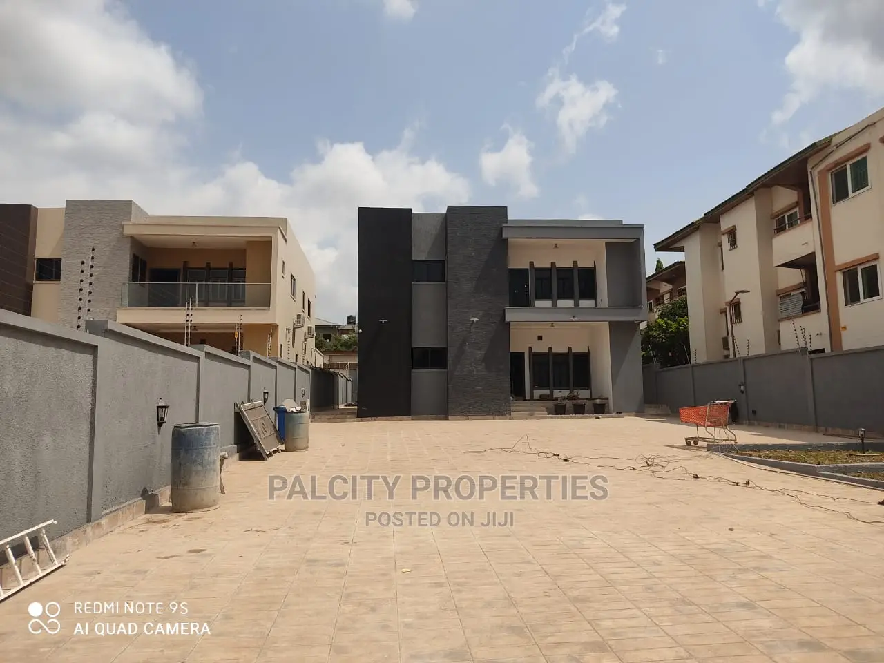 5bdrm House in Ahodwo, Kumasi Metropolitan for Sale