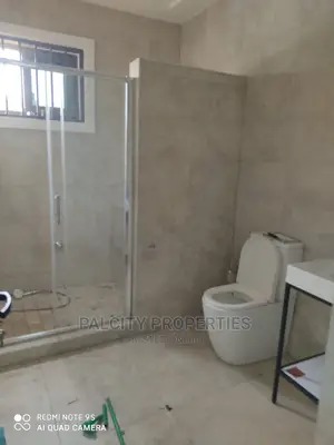 5bdrm House in Ahodwo, Kumasi Metropolitan for Sale