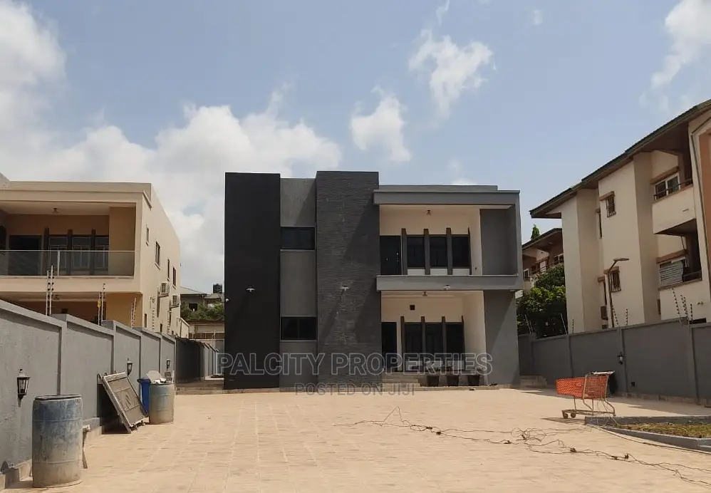 5bdrm House in Ahodwo, Kumasi Metropolitan for Sale