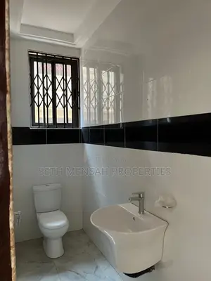 4bdrm House in Ashomang Estate for Sale