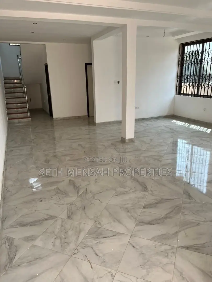 4bdrm House in Ashomang Estate for Sale