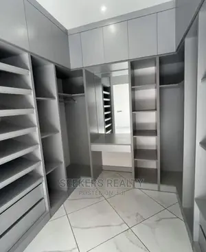 5bdrm House in Seekers Realty, Accra Metropolitan for Sale
