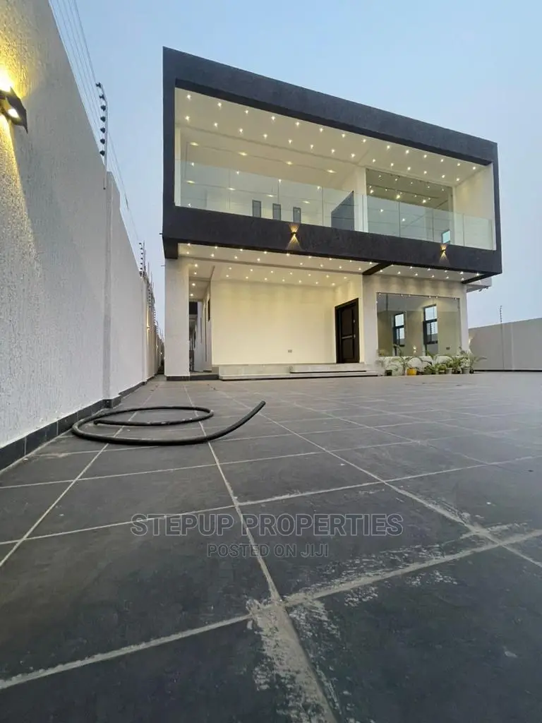 4bdrm Mansion in Adenta for Sale