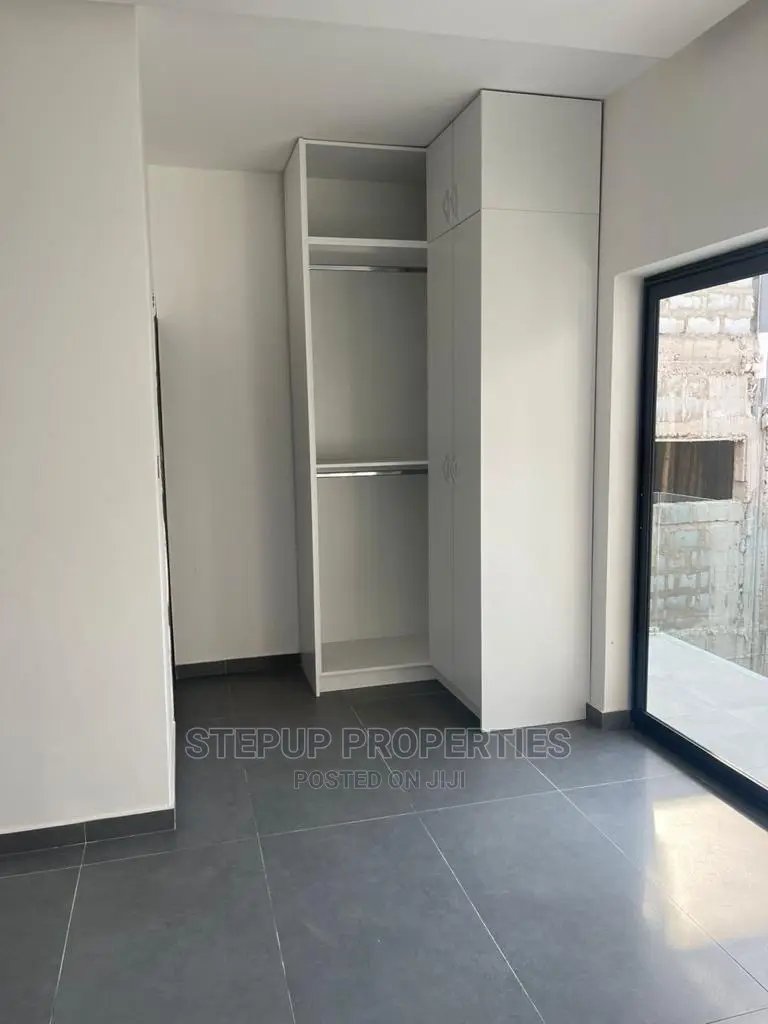 4bdrm Mansion in Adenta for Sale