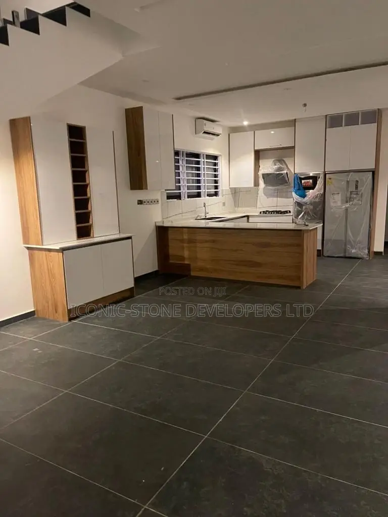 4bdrm Mansion in Adenta for Sale