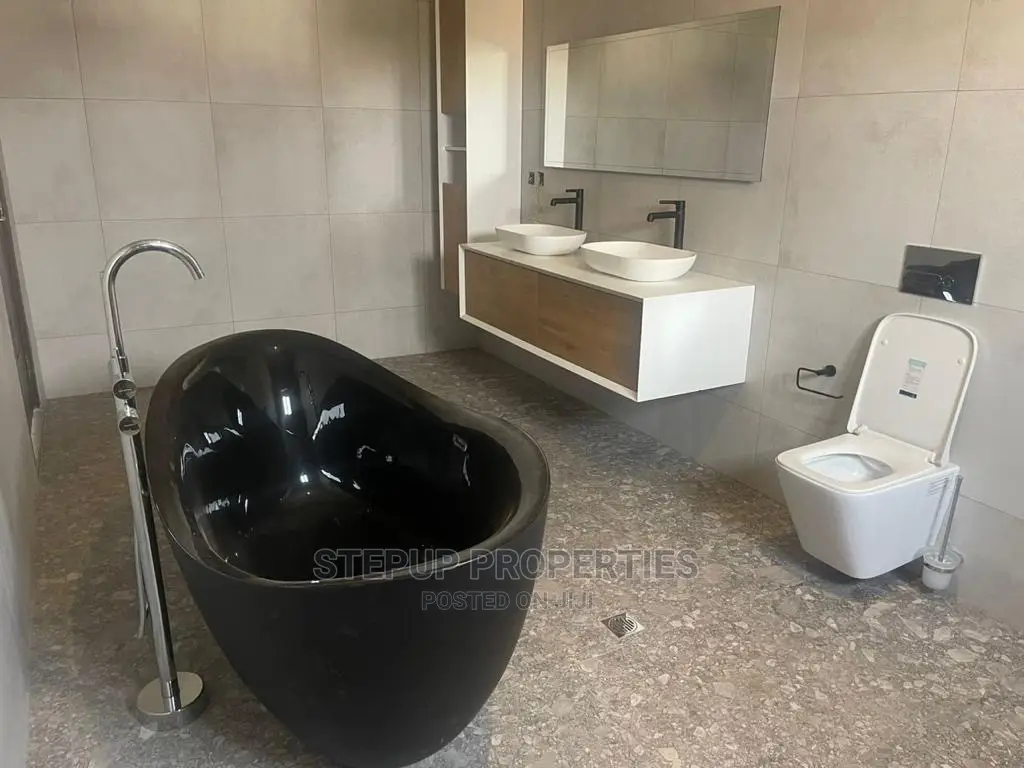 4bdrm Mansion in Adenta for Sale