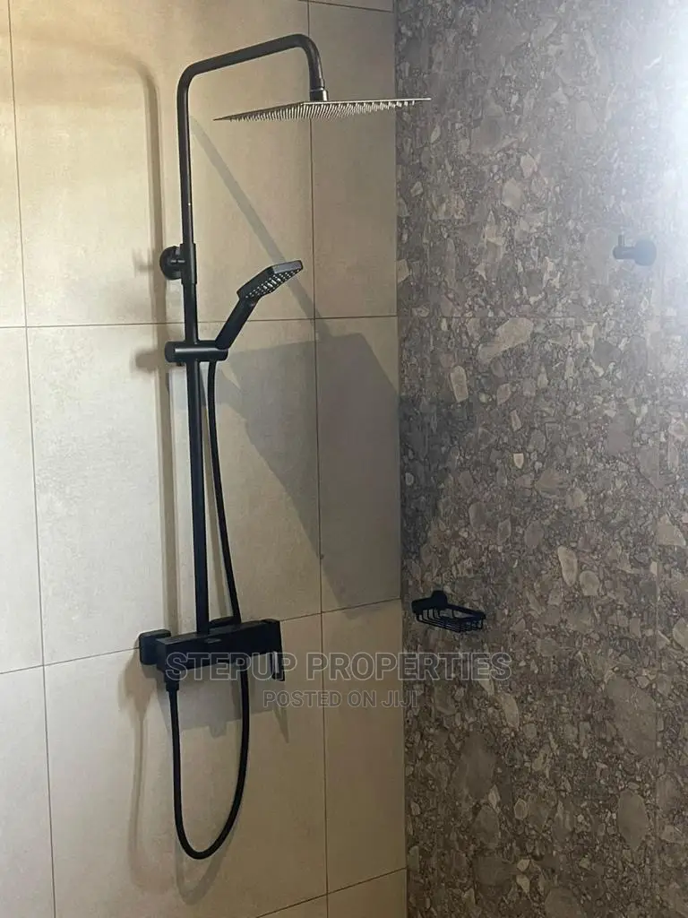 4bdrm Mansion in Adenta for Sale