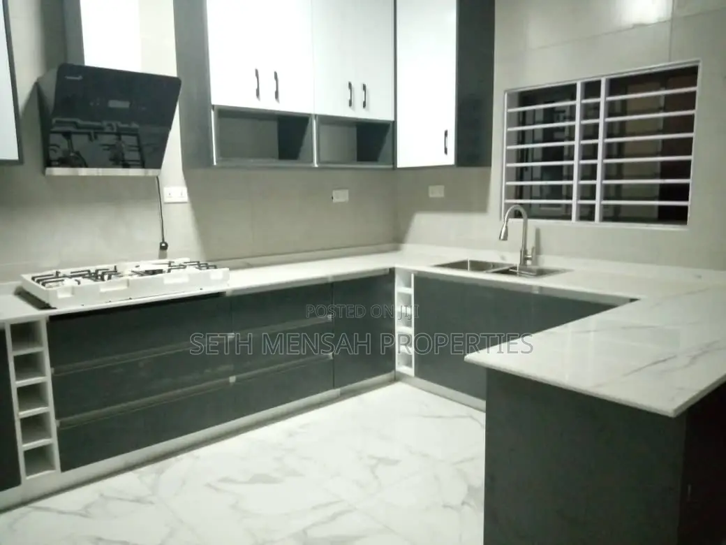 5bdrm House in Achimota for Sale