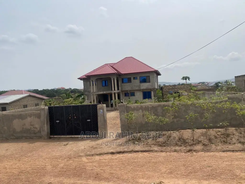 5bdrm Block of Flats in Ngleshie Amanfro for sale
