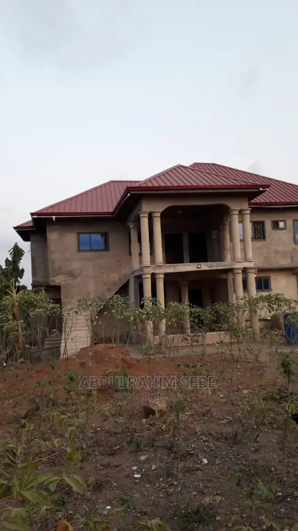 5bdrm Block of Flats in Ngleshie Amanfro for sale
