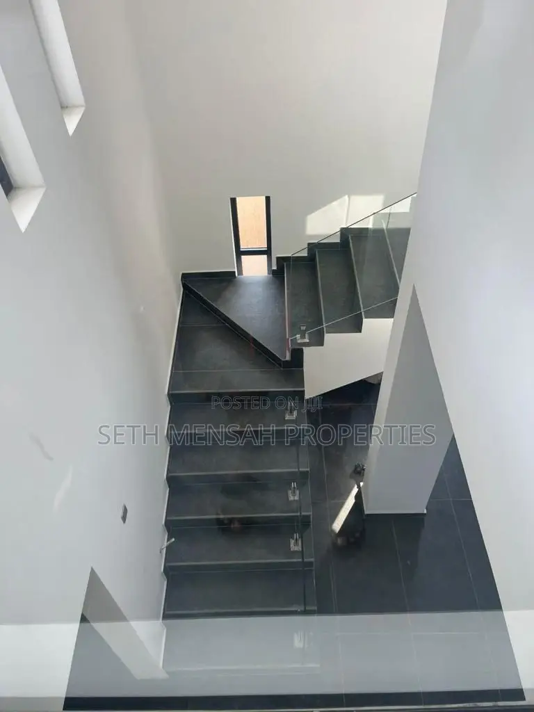 4bdrm House in Oyarifa for Sale