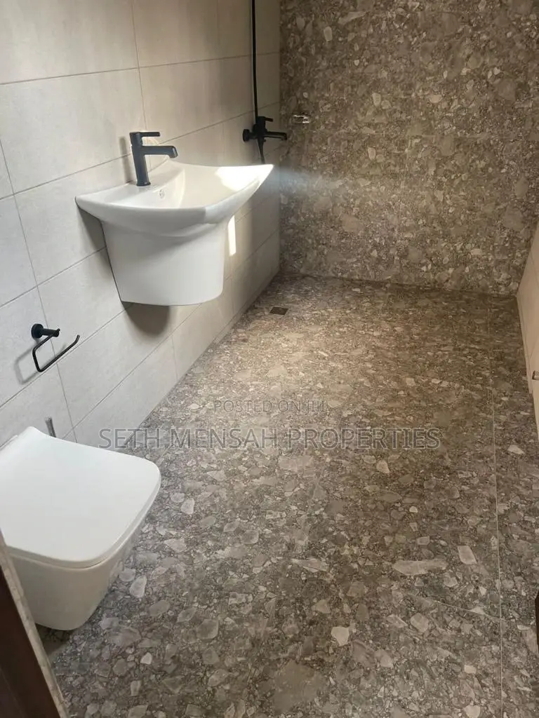 4bdrm House in Oyarifa for Sale