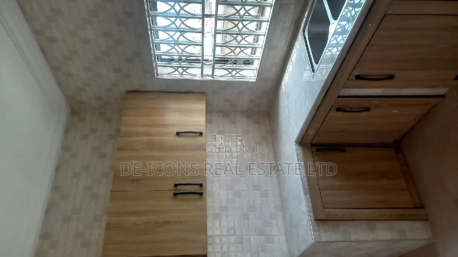 2bdrm Mansion in De-Icons Real Estate, Awutu Senya East Municipal