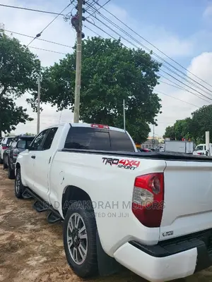 Photo - Toyota Tundra 2018 White