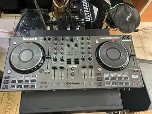 Numark NS4FX DJ Controller