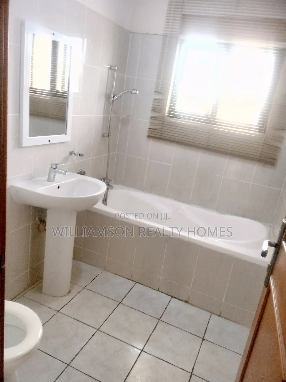 4bdrm Duplex in Community 18, Spintex for rent
