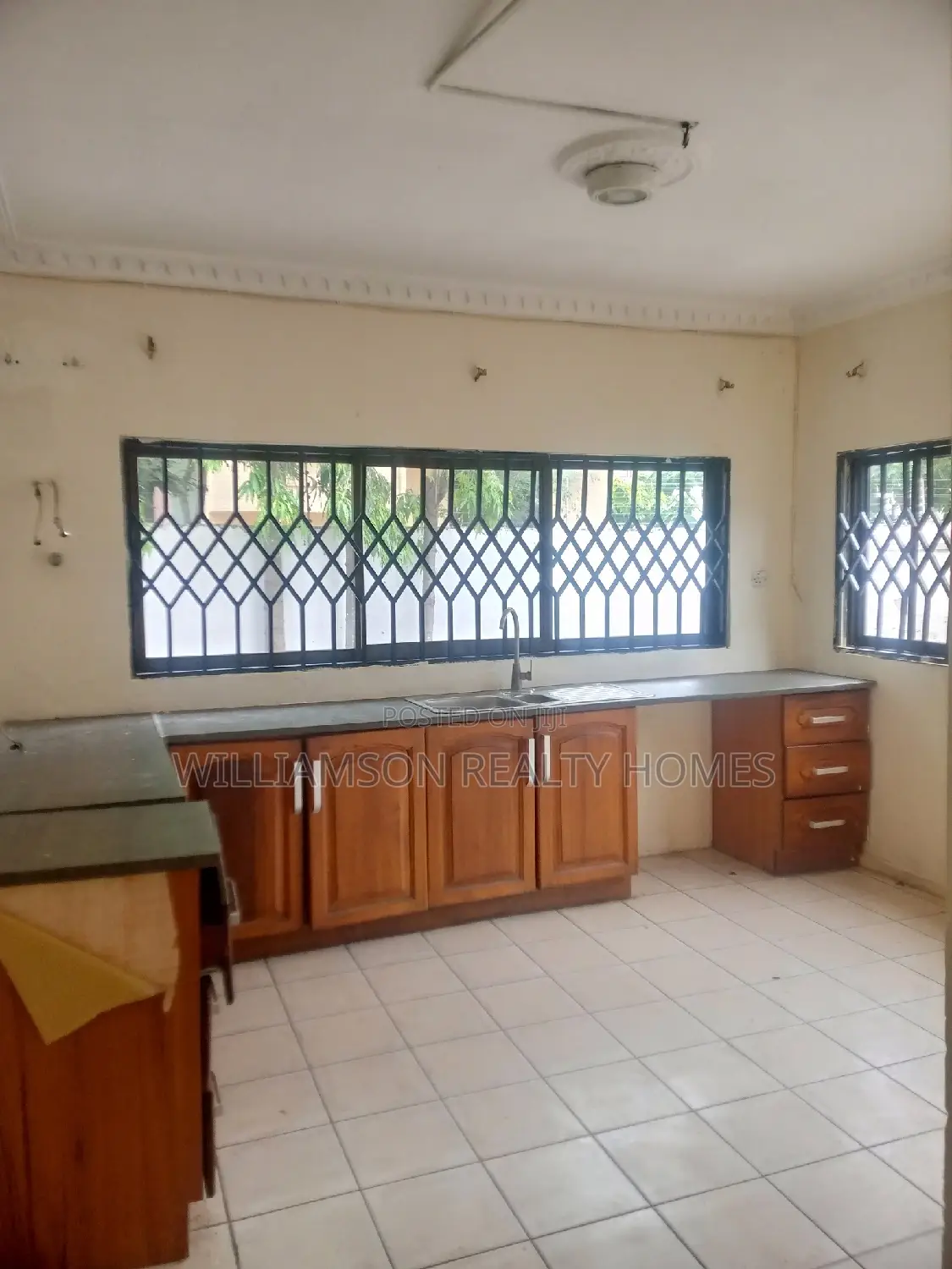 4bdrm Duplex in Community 18, Spintex for rent