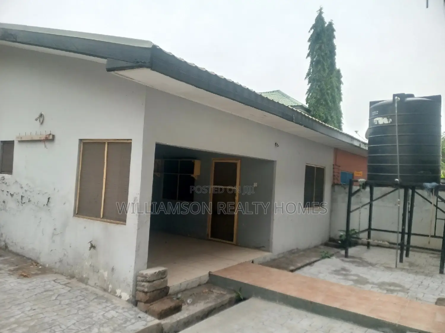 4bdrm Duplex in Community 18, Spintex for rent