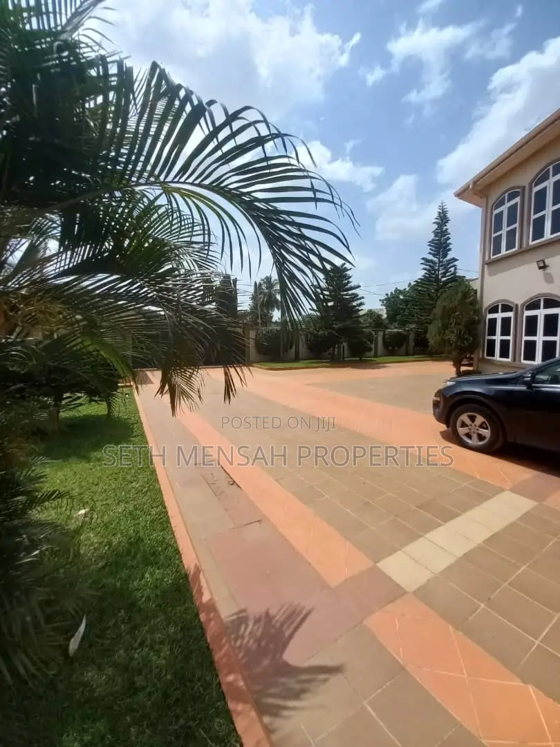 5bdrm Mansion in Adjiriganor for Sale