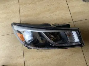 Kia Sedona 18 Headlight Available
