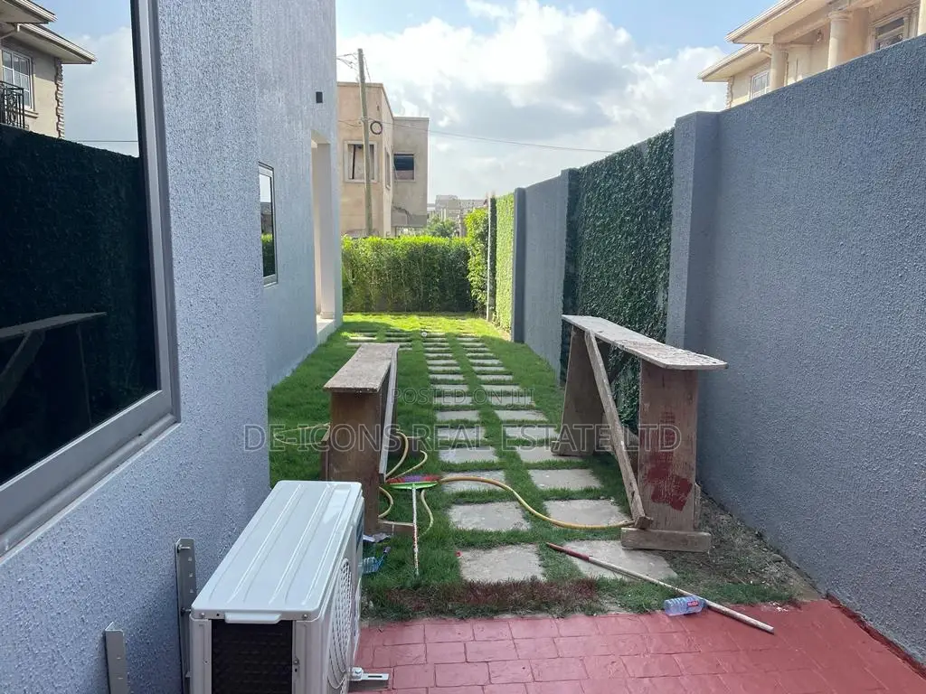 4bdrm Duplex in De-Icons Real Estate, East Legon for Sale