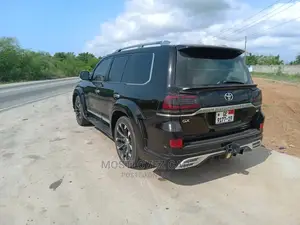 Car Rental Service. Rent a V8. Landcruiser V8 for Rent