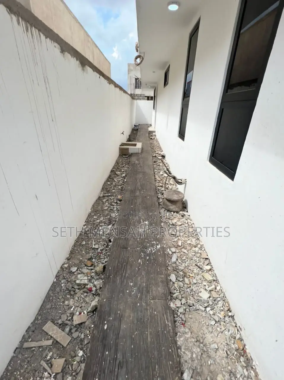 3bdrm House in Skm, Asore Junction for Sale