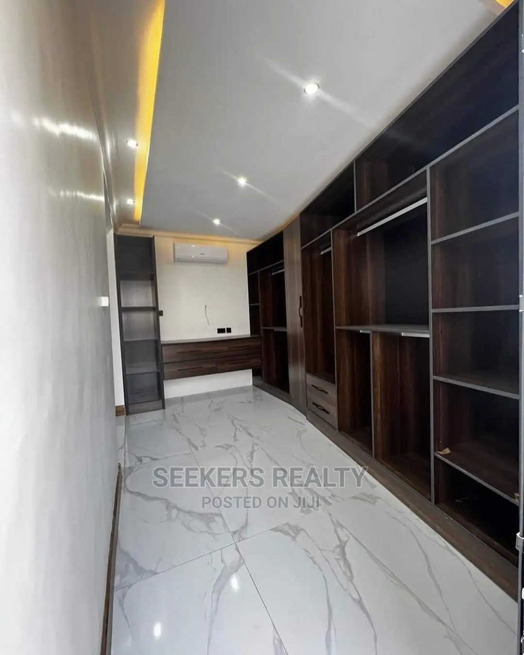 5bdrm Mansion in Seekers Realty, Spintex for Sale