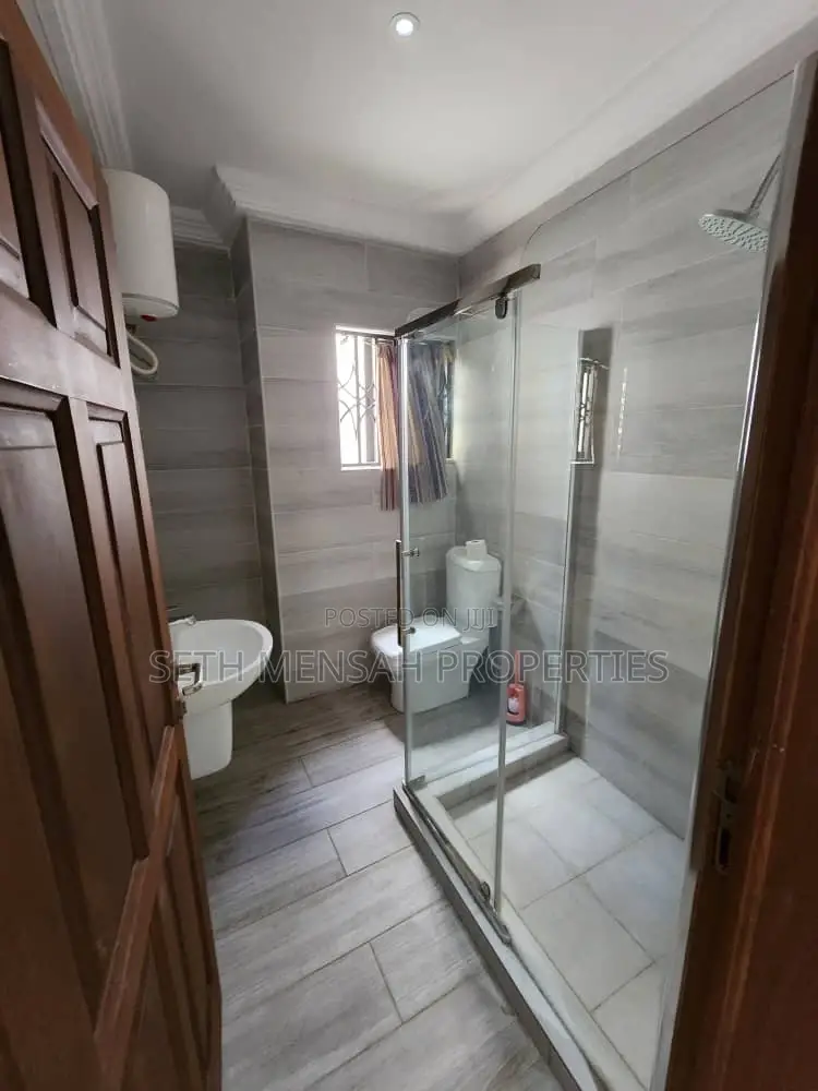 4bdrm Townhouse / Terrace in Skm, Dzorwulu for Rent