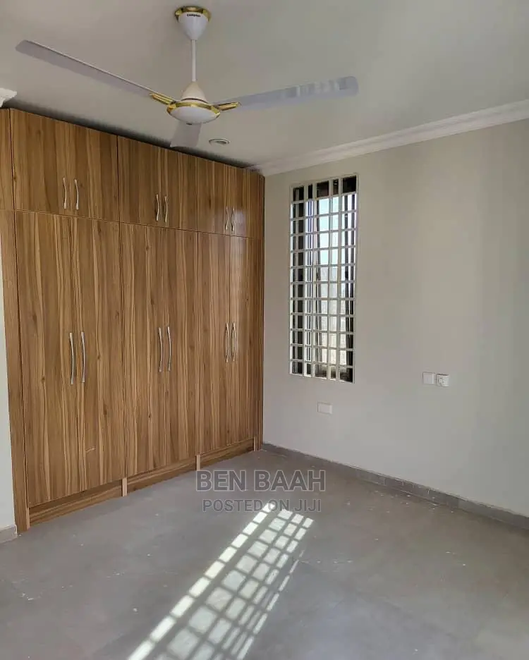 2bdrm Block of Flats in Ben Properties, Lake Side Estate for rent