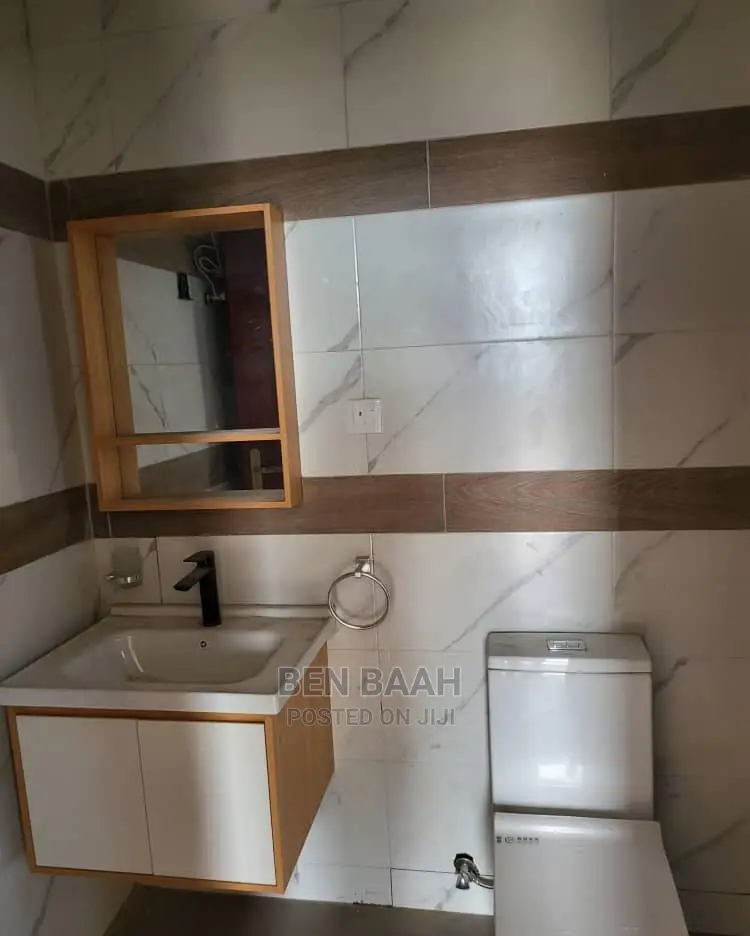 2bdrm Block of Flats in Ben Properties, Lake Side Estate for rent