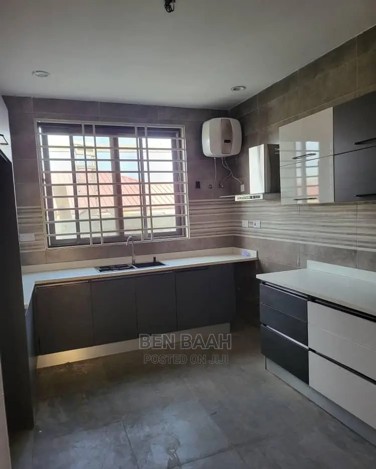 2bdrm Block of Flats in Ben Properties, Lake Side Estate for rent