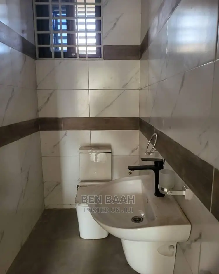 2bdrm Block of Flats in Ben Properties, Lake Side Estate for rent
