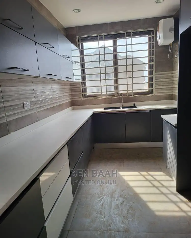 2bdrm Block of Flats in Ben Properties, Lake Side Estate for rent