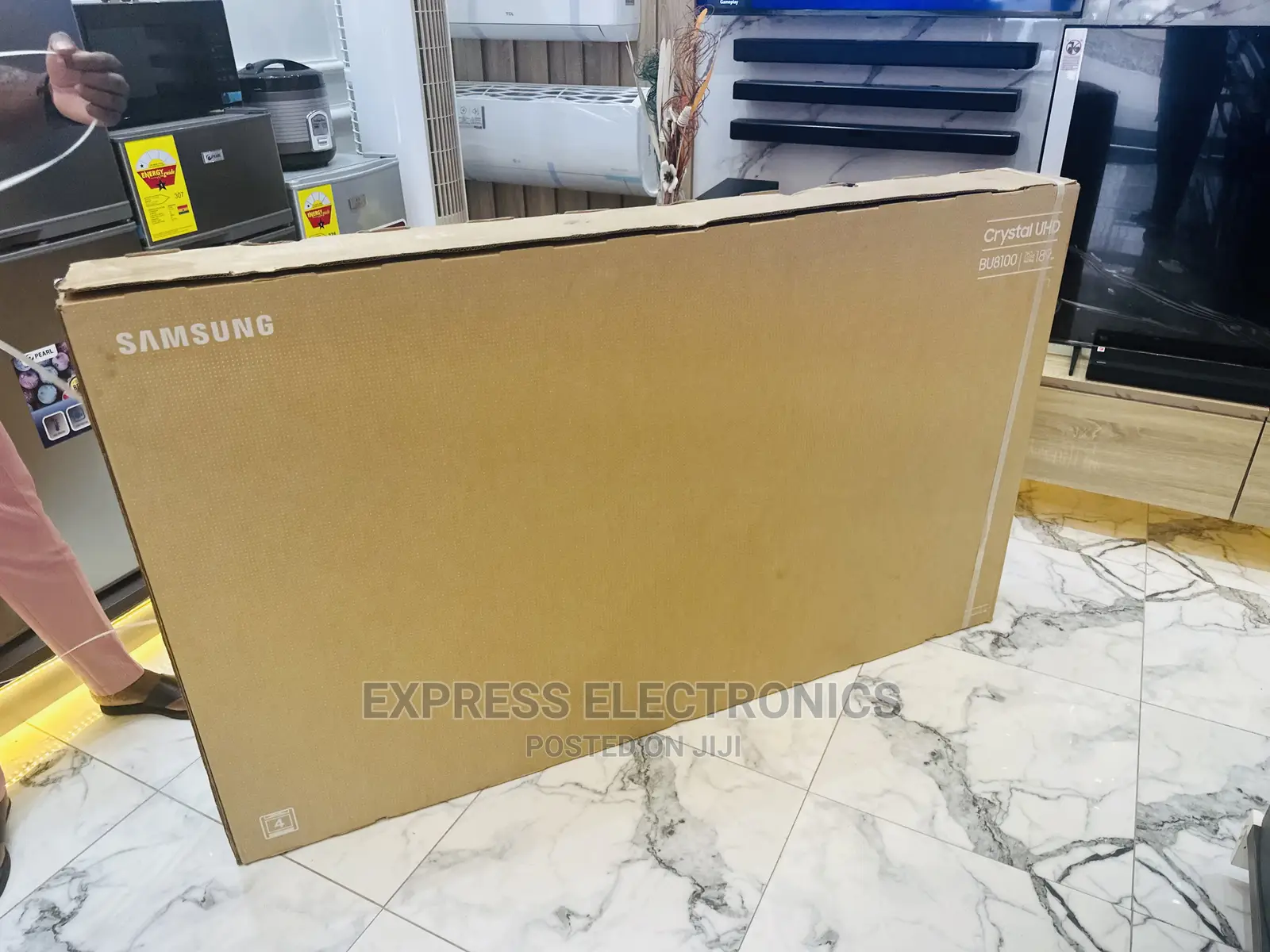 Samsung 76”Object Tracking Sound Lite UHD Bu8000 Smart