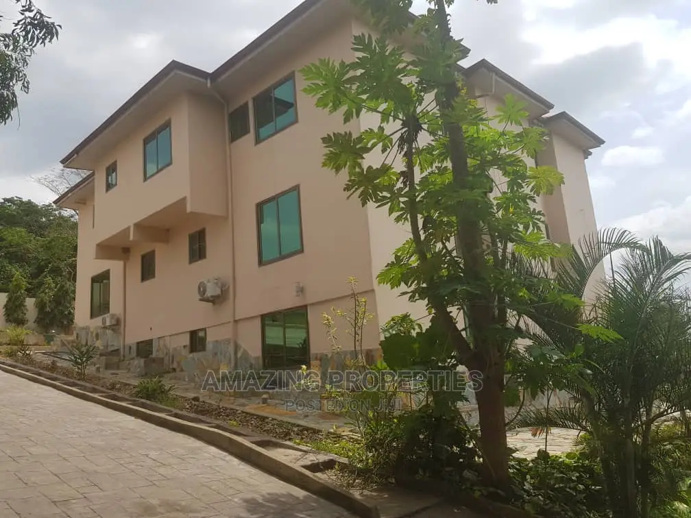 7bdrm House in Akuapim South for sale