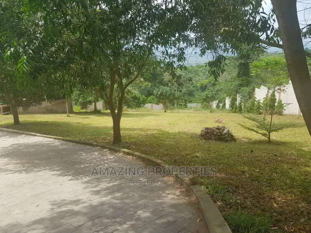 7bdrm House in Akuapim South for sale
