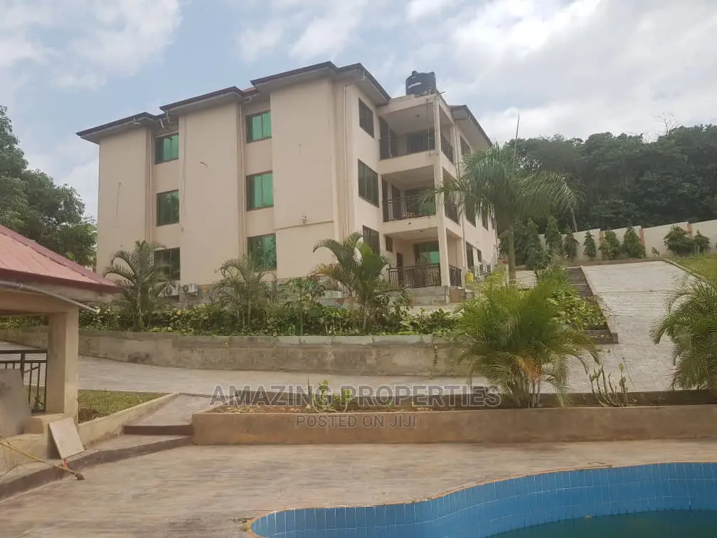7bdrm House in Akuapim South for sale