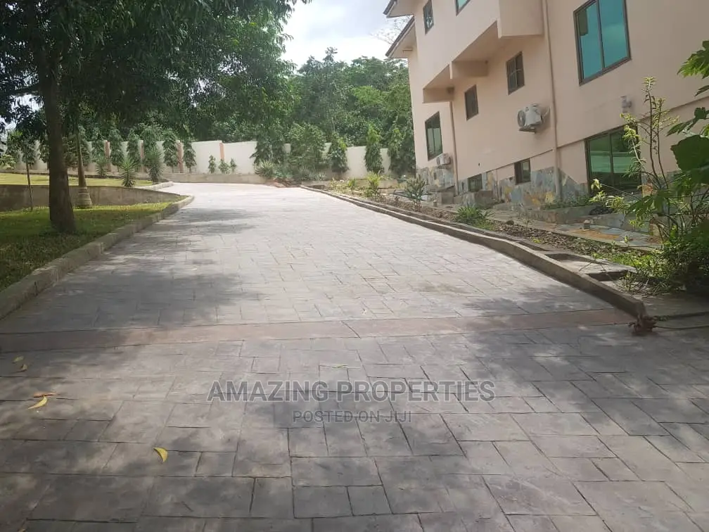 7bdrm House in Akuapim South for sale