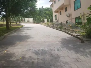 7bdrm House in Akuapim South for sale