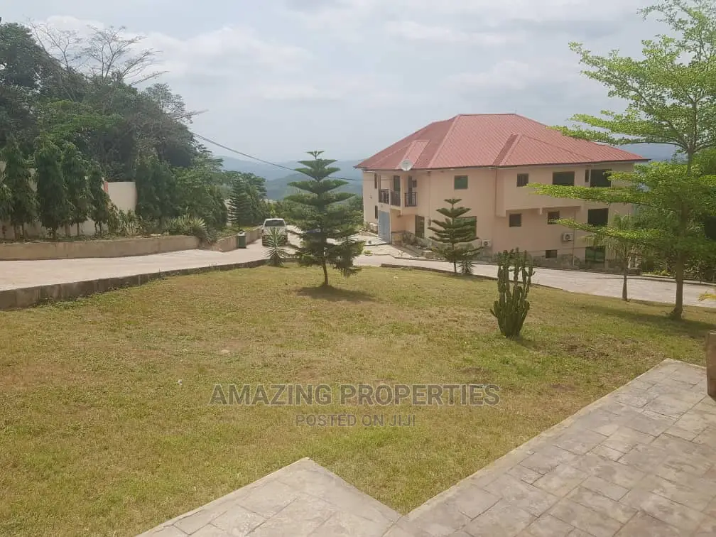 7bdrm House in Akuapim South for sale