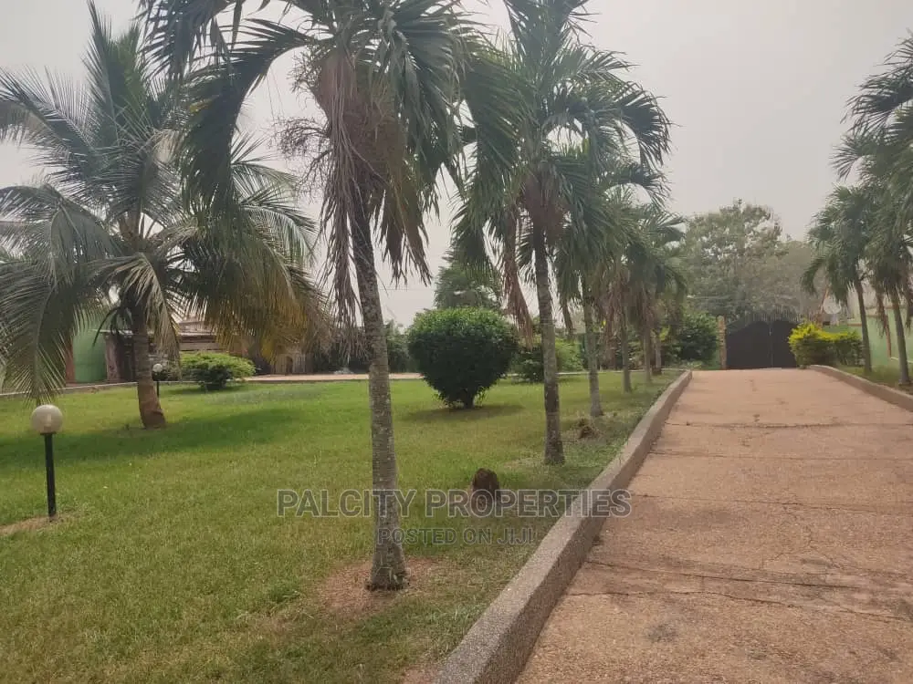 5bdrm House in Atasamanso, Kumasi Metropolitan for Sale