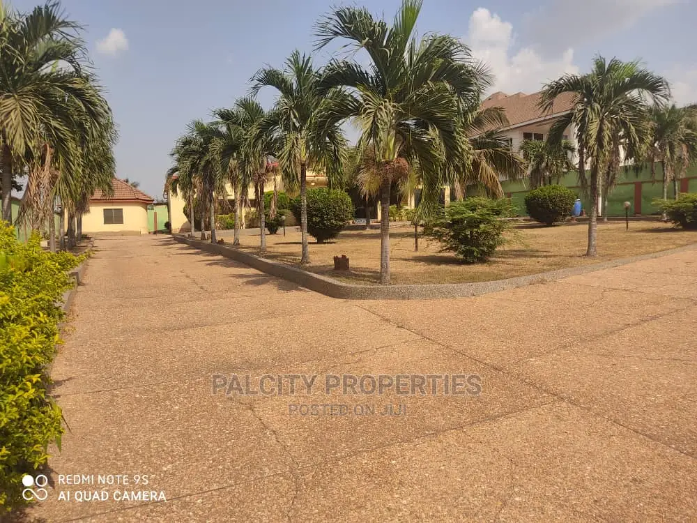 5bdrm House in Atasamanso, Kumasi Metropolitan for Sale